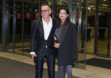 "NIJE HTELA DA MI DA BROJ" Naš pevač otkrio kako je upoznao suprugu, u sve bio umešan Žika Jakšić!