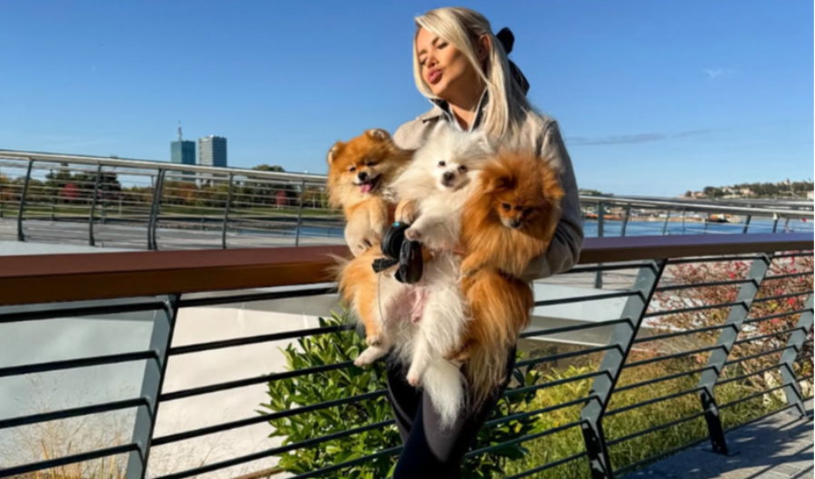 BILA U VEZI SA ŽENOM, A SAD UŽIVA PORED NOVOG DEČKA Objavila intiman kadar iz luksuznog auta! (FOTO)