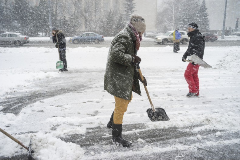 Greška koja donosi paprene kazne - ne bi trebalo uvek posipati so za uklanjanje leda i snega