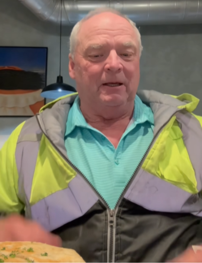 AMERIKANAC PROBAO NAŠU HRANU Ćevapi i burek ga oduševili, a evo šta kaže za SARMU (VIDEO)