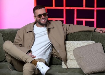 RAZVEO SE NAŠ PEVAČ, PA POSLE 3 GODINE PROGOVORIO! Zbog ovoga je došlo do kraha ljubavi