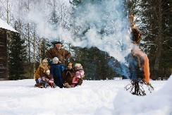 „Kad je –57, ne razmišljaš o komforu, već da ostaneš živ“: Nema tuša ni veš-mašine, Aleksej otkriva kako se peru, kupaju i preživljavaju u najhladnijem gradu na svetu