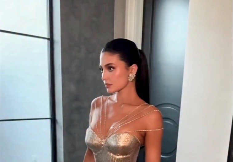 Kajli Džener blistala kao boginja: Zlatna haljina i dijamanti ostavili sve bez daha