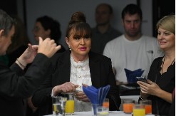  POKRADENA NADA MACURA Doktorka se vozila autobusom nije ni osteli kadu su joj ukrali novčanik