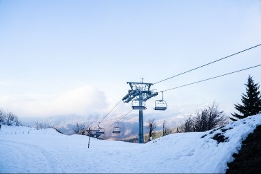 Dok Kopaonik dere s cenama, svi beže na ovu planinu - domaća rakija za 200 dinara
