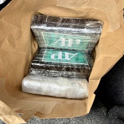  BRANILI SE ĆUTANJEM Pali sa kokainom i municijom