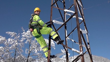 ZALEĐENI STUBOVI I OŠTRA HLADNOĆA, A SVAKI KORAK OPASNOST Dok mi sedimo u toplim sobama monteri su na terenu, Milivoje i Vladan otkrivaju svu težinu ovog posla 