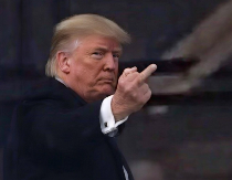 HAOS U FORDOVOJ FABRICI! Tramp pobesneo zbog njega, pokazao mu srednji prst!