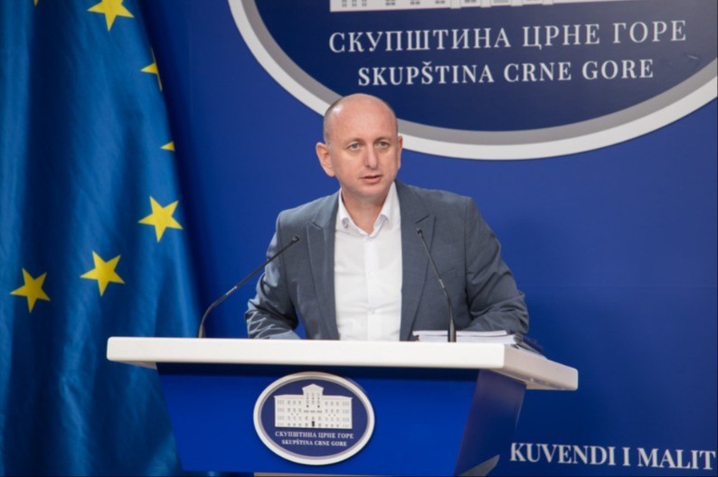 "NASTAVLJAJU SE BLOKADE U PODGORICI" Knežević: Vlada Crne Gore može lako da se rasprši