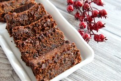 CRNI KOLAČ SA VOĆEM I RUMOM Ukusom bolji od svake torte, a gotov očas posla