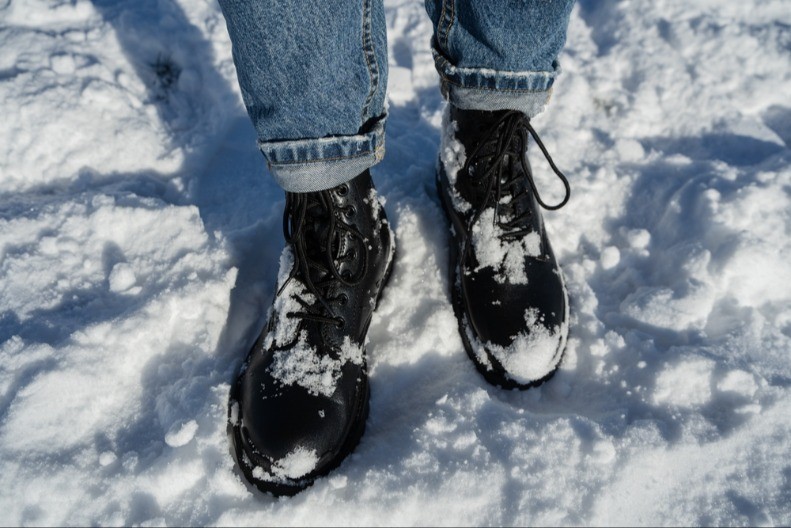 KAKO ZAŠTITITI KOŽNU OBUĆU OD PROPADANJA? Uveče utrljajte OVU stvar u čizme i zaboravite na bele fleke od soli