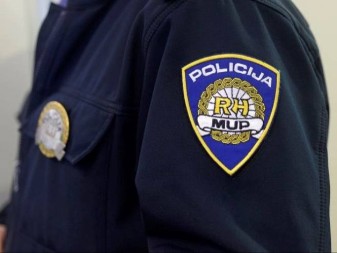 "GDE GOSPODIN ZAUSTAVLJA?" Hrvatice odlepile za zgodnim policajcem, komentari na mrežama ne prestaju da se nižu (FOTO)