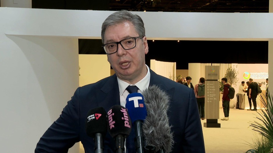 "DOŠLA ŽENA DA PEVA, ONI JE GAĐALI LEDENICAMA" Vučić: Zahvalio sam joj što je pružila otpor divljacima! Večeras očekujem izveštaj MUP o hapšenju huligana (VIDEO)