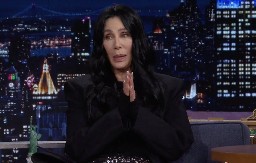 UVREDILA GA KAO NIKO Šer oplela po slavnom glumcu i njegovoj ženi, a evo kako joj je odgovorio