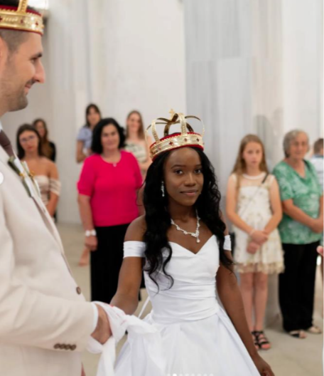 PRIMILA PRAVOSLAVLJE, SLAVI BOŽIĆ I OBOŽAVA PEČENJE Devojka iz Zambije se udala za Srbina, a evo kakav odnos ima sa svekrvom (FOTO/VIDEO)