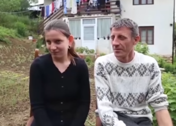 OŽENIO 20 GODINA MLAĐU, PA JE JAVNO UVREDIO Komentari pljušte: "Ovaj traži roba, a ne ženu!" (VIDEO)