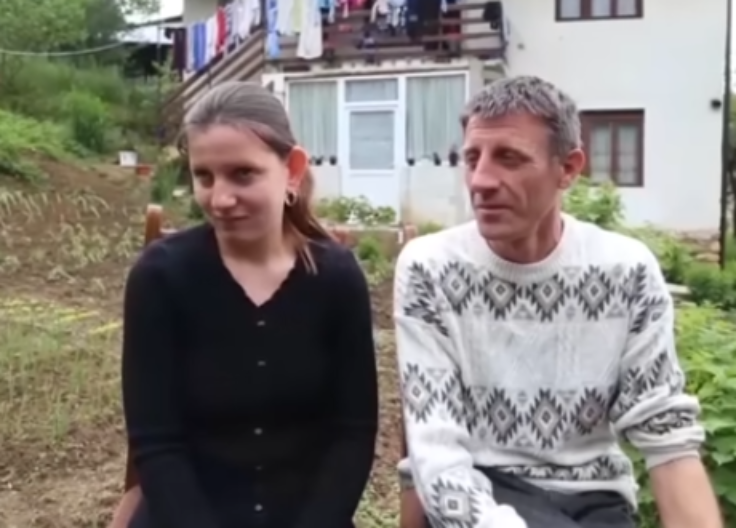 OŽENIO 20 GODINA MLAĐU, PA JE JAVNO UVREDIO Komentari pljušte: "Ovaj traži roba, a ne ženu!" (VIDEO)