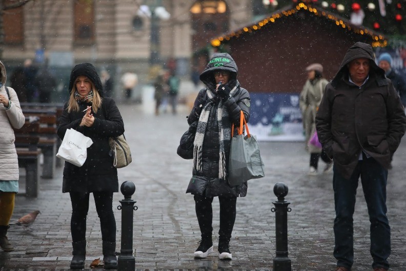 OD MINUS 3 DO PLUS 12! Smena sunca i oblaka sutra, a evo kada će opet PADATI SNEG