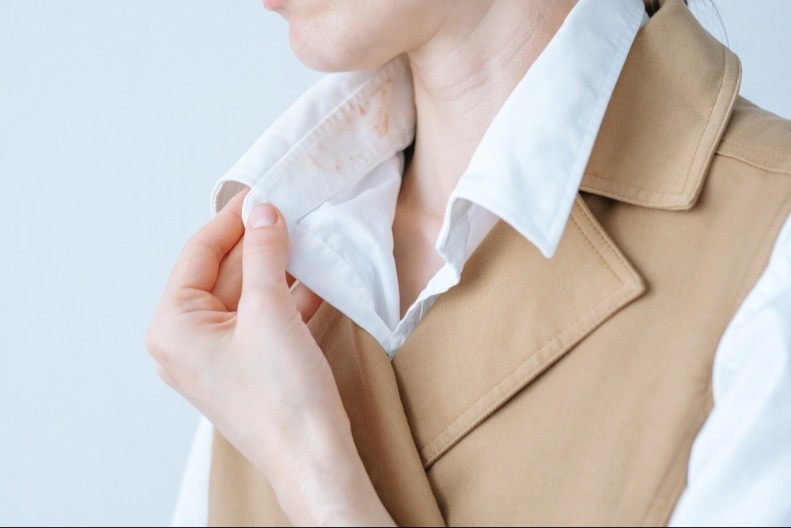 Šminka vam se preslikava na odeću? Samo naprskajte ovo pre nego što izađete napolje, mrlje padaju u zaborav