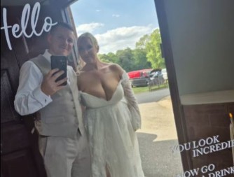 VENČANICA ZAPALILA INTERNET! Mlada na stubu srama zbog dekoltea, a onda se umešao muž i sve razneo jednom porukom