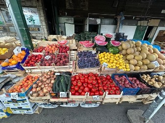  PALA KRV NAKON SVAĐE NA PIJACI Potao ga da li je on otac momkma koji radi na tezgi, pa mu zario nož