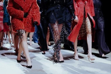 Ovu nijansu u jednom trenutku niko nije mogao da podnese, svi su je mrzeli, a sada? Hit boja 2026. godine zaludela modne sladokusce, bordo odlazi u zaborav