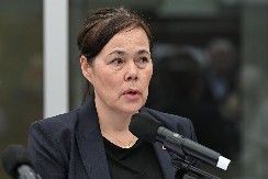 GLAS JOJ DRHTAO, BILA NA IVICI SUZA Ministarku Grenlanda preplavile emocije nakon sastanka u SAD: Teško je (FOTO)