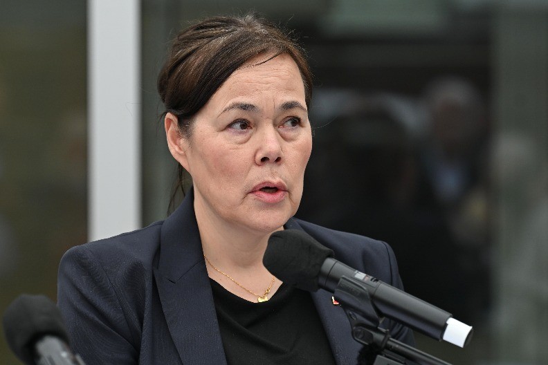 GLAS JOJ DRHTAO, BILA NA IVICI SUZA Ministarku Grenlanda preplavile emocije nakon sastanka u SAD: Teško je (FOTO)