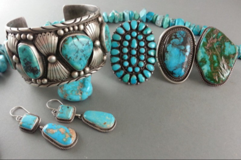 NEVEROVATNO OTKRIĆE NA BUVLJAKU Kupila polovne minđuše za 100 dinara – vrednost ih je BACILA U TRANS! (FOTO)