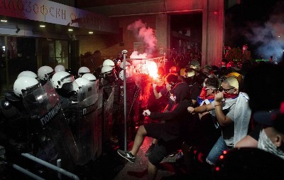 PALE MASKE U KULI: Blokaderi pokazali da ih zanima samo vlast i funkcije