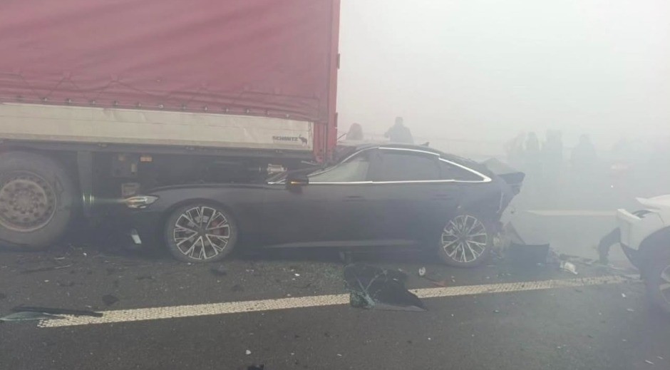  PODLETEO POD ŠLEPER Vozila smrskana i razbacana po autoputu