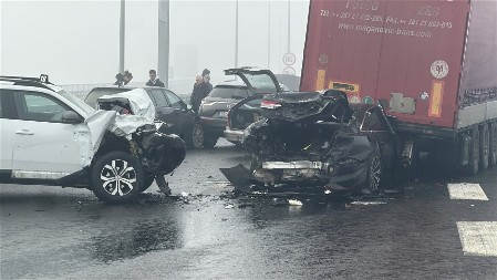  JEZIVI DETALJI SUDARA KOD LUČANA Četiri osobe povređene, u udesu učestvovalo devet vozila i jedan kamion