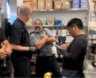 I KAMEN BI ZAPLAKAO Osoblje restorana se odreklo proslave, a sav novac dali su kolegi - razlog dirnuo sve (VIDEO)