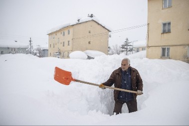 NAPADALO TRI METRA SNEGA! Rekordna visina belog pokrivača zabeležena u Turskoj