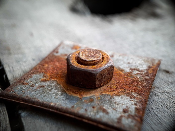 NE MOŽE NA SILU Samo ovako ćete uspeti da odvrnete zarđali šraf, majstor objasnio ceo postupak