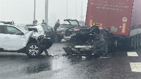 AUTO SE OD SILINE UDARCA PODVUKAO POD KAMION Vozač preminuo u bolnici  