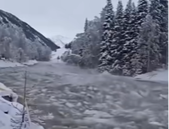 POMERIO SE LED, LJUDI SE USPANIČILI! Turisti bežali u strahu (VIDEO) 