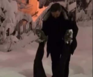 ŠOK, SMEH I PANIKA! Pogledajte kako Bosanac spušta trudnicu niz zavejano brdo – region oduševljen!