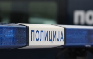 MUŠKARAC I ŽENA UHAPŠENI U BATAJNICI Policija im pronašla narkotike, pištolj i municiju