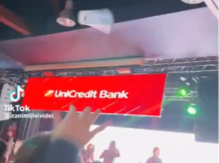 NAŠU PEVAČICU GAĐALI ČAŠOM NA NASTUPU U GLAVU Osvanuo uznemirujući snimak! (VIDEO)