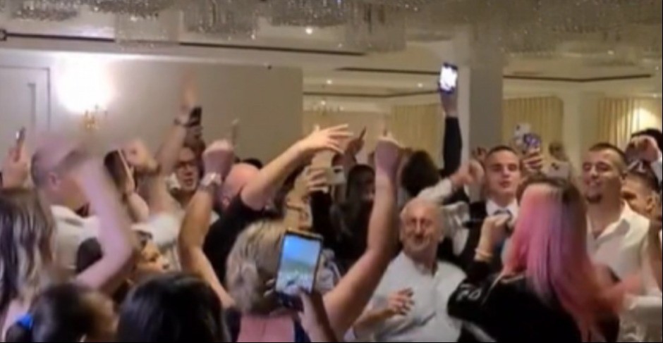 "VARAJU MUŽEVE U MOJOJ KAFANI, DOVODE ŠVALERE" Pevač raskrinkao koleginice: "Dolaze na prenoćište"