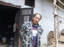 NAPUSTIO CIVILIZACIJU I NESTAO U PLANINI Već 50 godina živi u pećini sa strujom i vodom, razlog će vas šokirati!