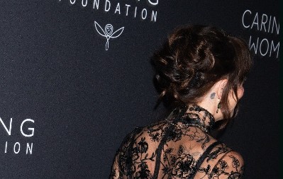 MLAĐE JOJ SLAĐE Glumica bacila oko na pevača koga vole klinke, pokušali da se sakriju, ali kamera je bila brža