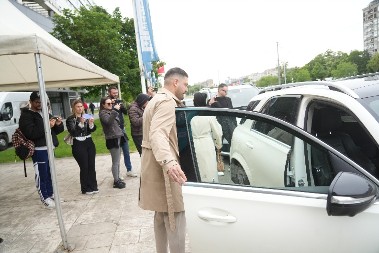 "KAD JE NEKO VASPITAN, NE UZIMA KOLEGAMA IZ USTA" Pevač pobesneo, javno opleo po estradi 