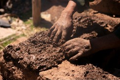 ''KAD SAM STAVIO RUKU U BLATO, ZANEMEO SAM'' Tražio je ključ, a otkrio blago staro 2000 godina! 