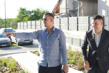 UMRLA BIVŠA DEVOJKA NAŠEG PEVAČA! Odjednom se srušila na njegovom nastupu, on nije mogao da dođe sebi