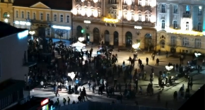 BLOKADERSKI BALON PUKAO U NOVOM SADU: Mesec dana dizali tenzije i pretili „poslednjom porukom“, a okupilo se jedva 150 ljudi (VIDEO)