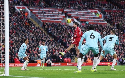 REDSI SE NISU PROSLAVILI Fudbaleri Čelsija savladali Brentford, remi Liverpula i Barnlija