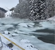 UŽIVALI SU U ZIMSKOM PEJZAŽU, A ONDA SE PROLOMIO JEZIV ZVUK Led je počeo da puca, bujica ledene vode je krenula ka njima (VIDEO)