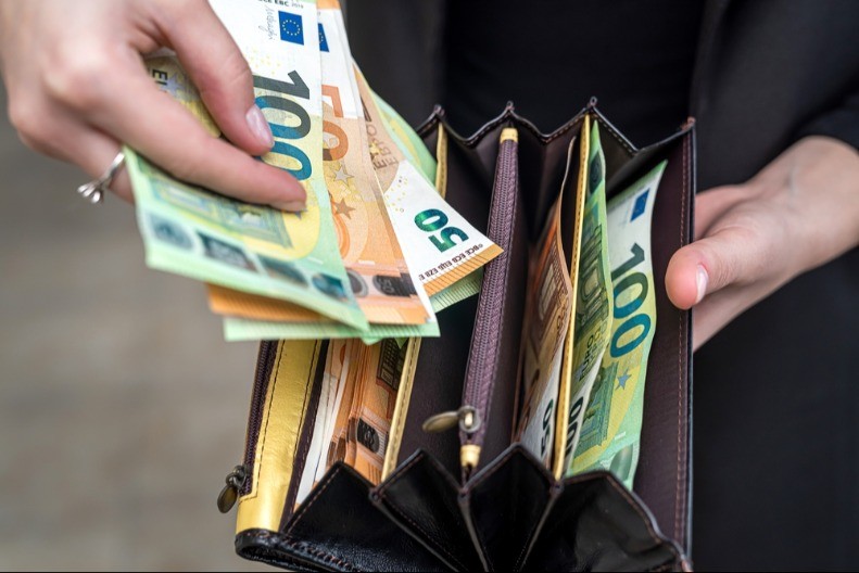 PARE ĆE SE LEPITI ZA NJIH OD 18. JANUARA 3 horoskopska znaka ostavljaju finansijske brige iza sebe - počinje opušteniji period 